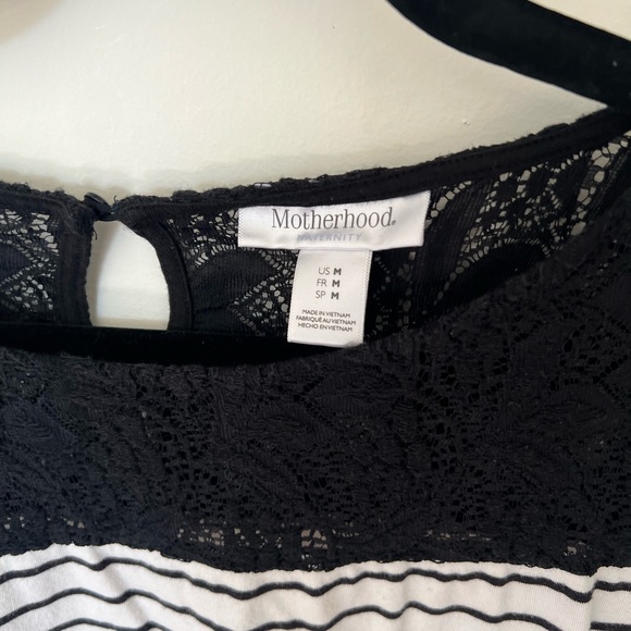 Motherhood Maternity side ruched lace top tee - Picture 9 of 13